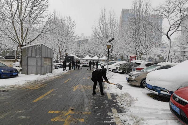 干部職工齊上陣，掃雪除冰暖民心！市住建局積極開(kāi)展掃雪除冰活動(dòng)